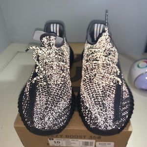 Yeezy black static’s